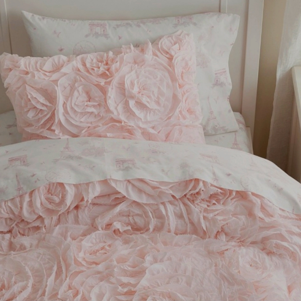 NWOT Monique Lhuillier Rosette Quilt